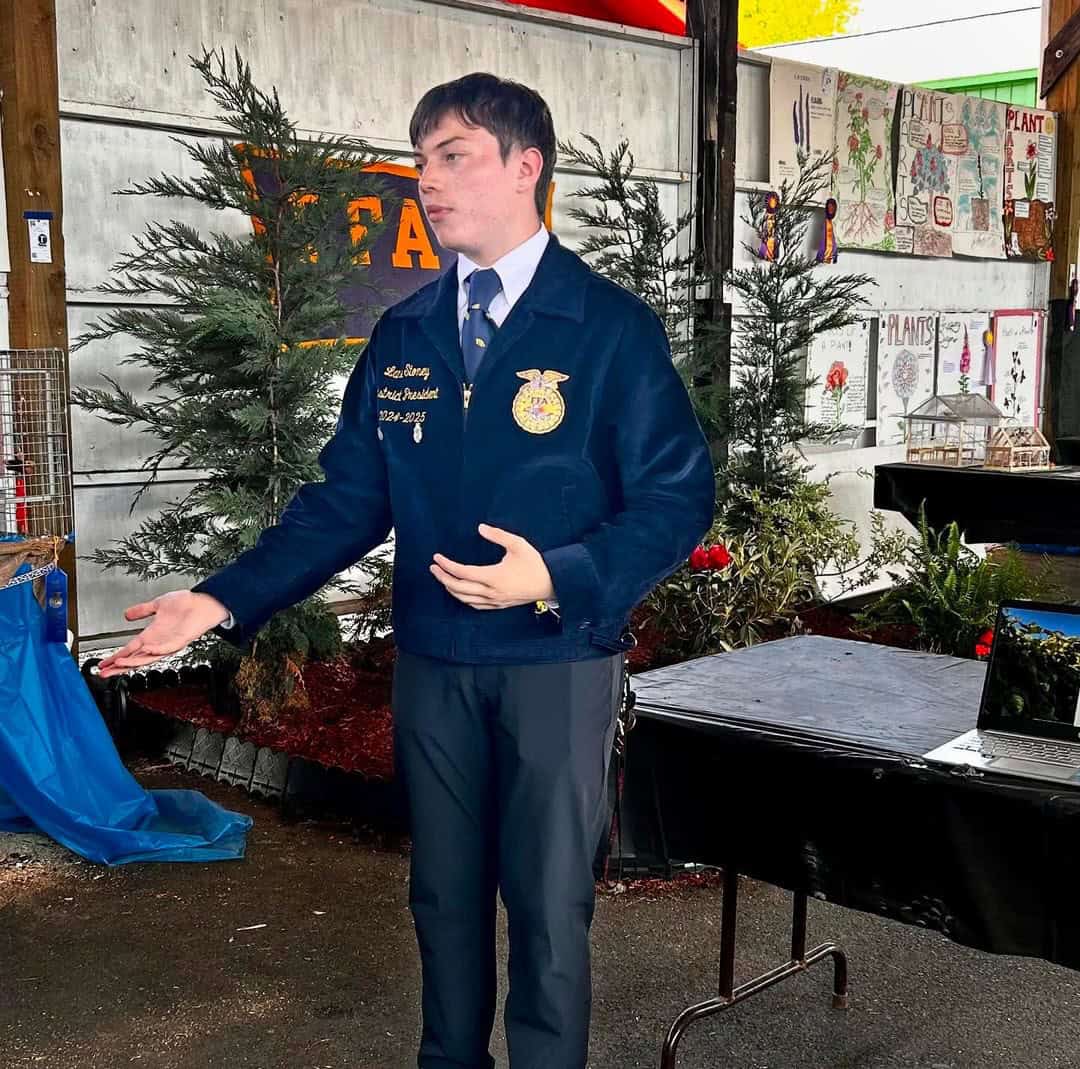 Lane presenting Hop economic impact to Southwestern Washington Fair community.