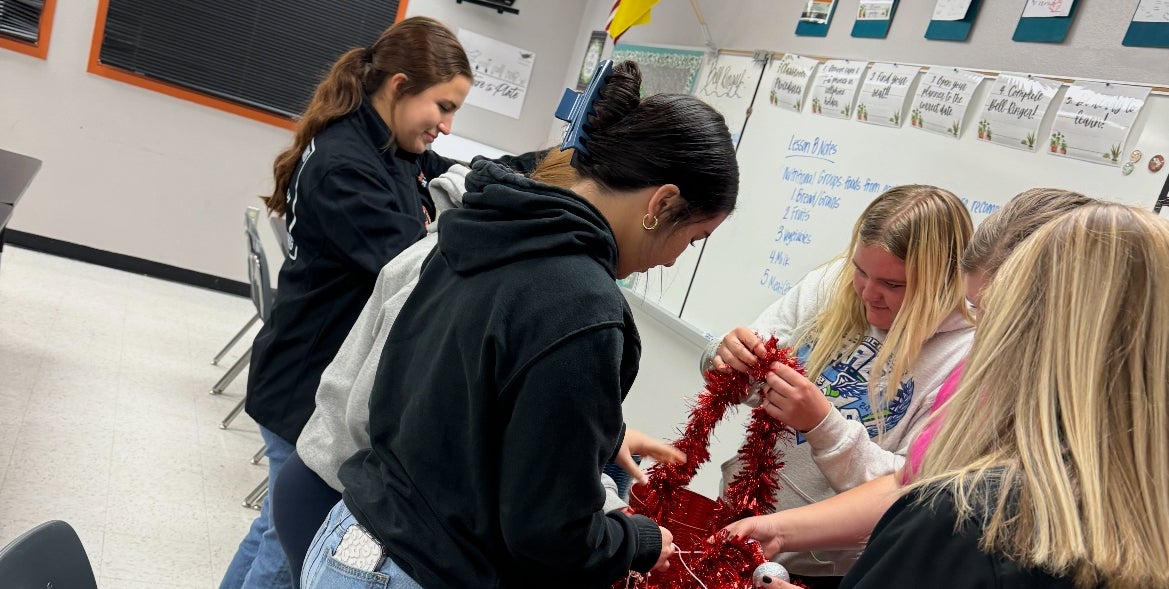 Fort Sumner FFA Spreads Holiday Joy