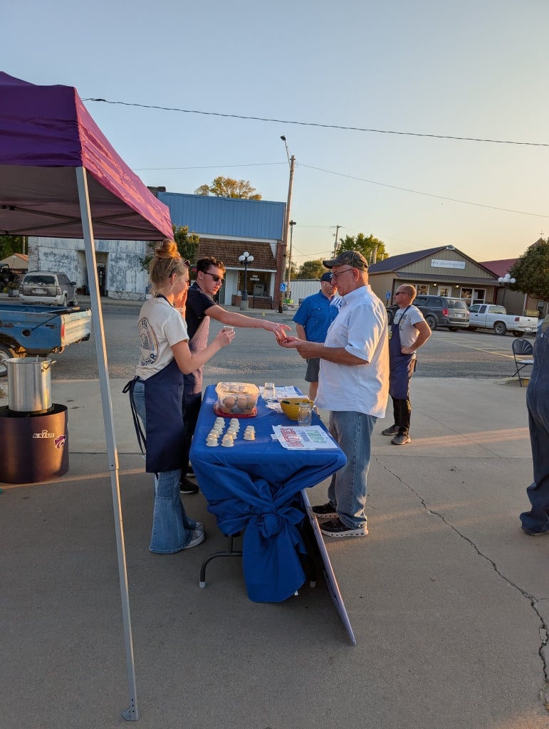 Crest FFA members serve their chili.
