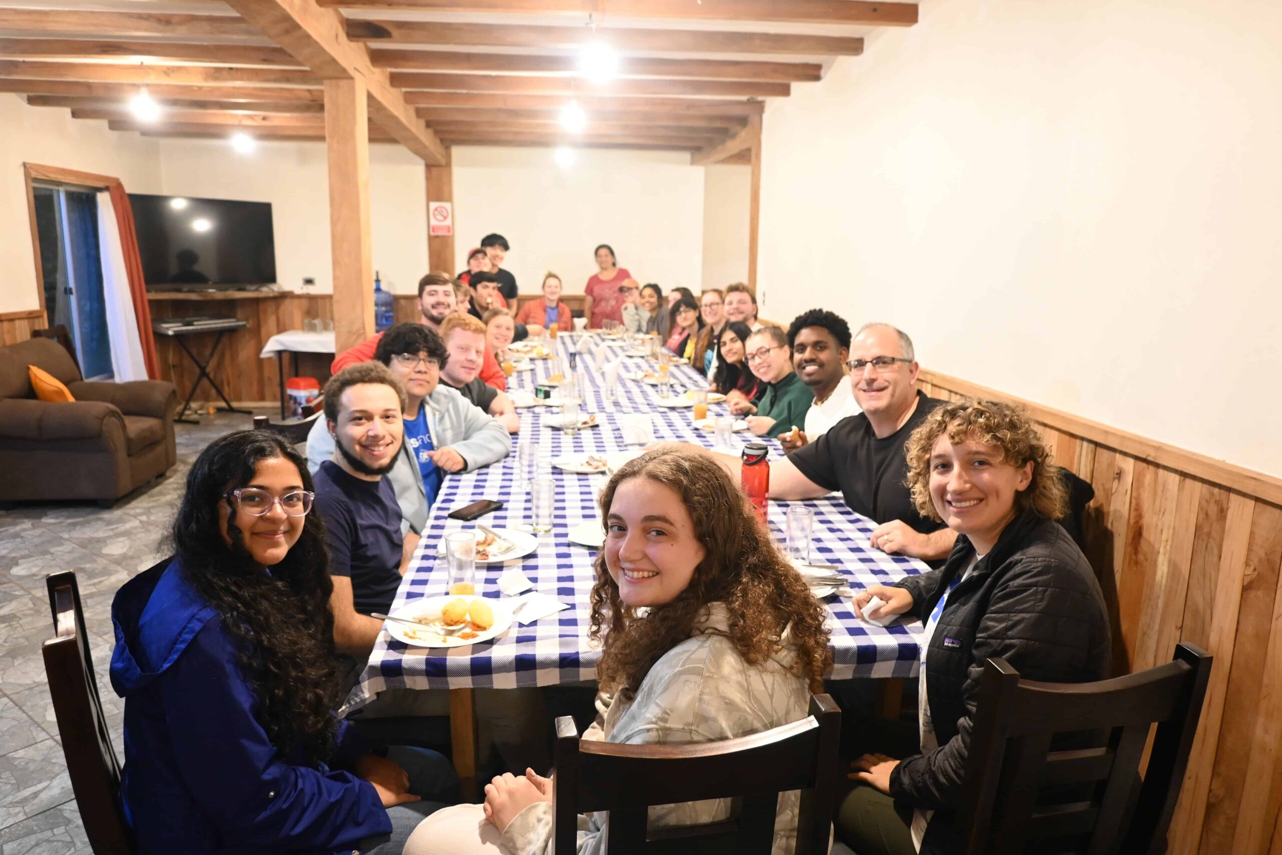 La mesa donde cenamos cada noche/The table where we ate dinner every night.