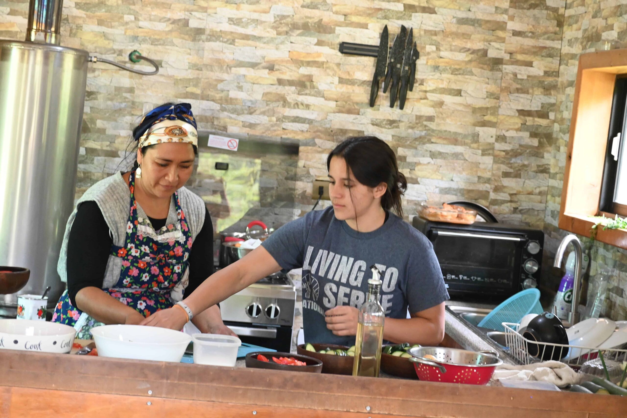 Ayudando preparar almuerzo/Helping prepare lunch.