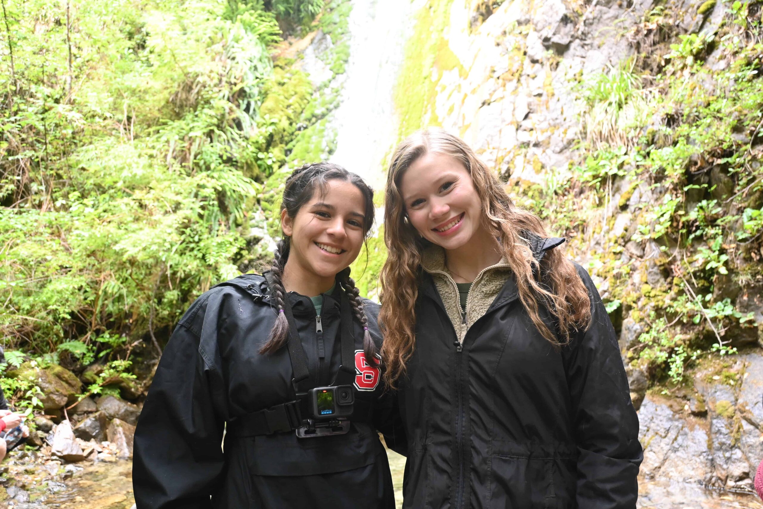 Jazmin Palma y Rachel Noble, NC FFA State Officers que escribieron el poema/Jazmin Palma and Rachel Noble, North Carolina FFA State Officers, who wrote the poem.